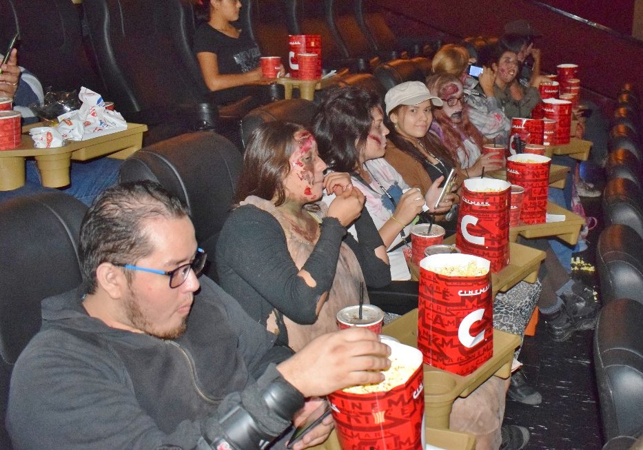 TWDEcuafans's tweet photo. #twdecuafans agradeca @DIRECTVEcuador #DirectvFans #CanalFox @CanalFox_Ia @CinemarkEC . la asistencia de los fans a la premiere del ultimo capitulo #season8 #SeasonFinaleTWD #amcthewalkingdead @WalkingDead_AMC en pantalla gigante de @CinemarkEC. Lo pasamos espectacular!!! https://t.co/r2ltsJpt7G