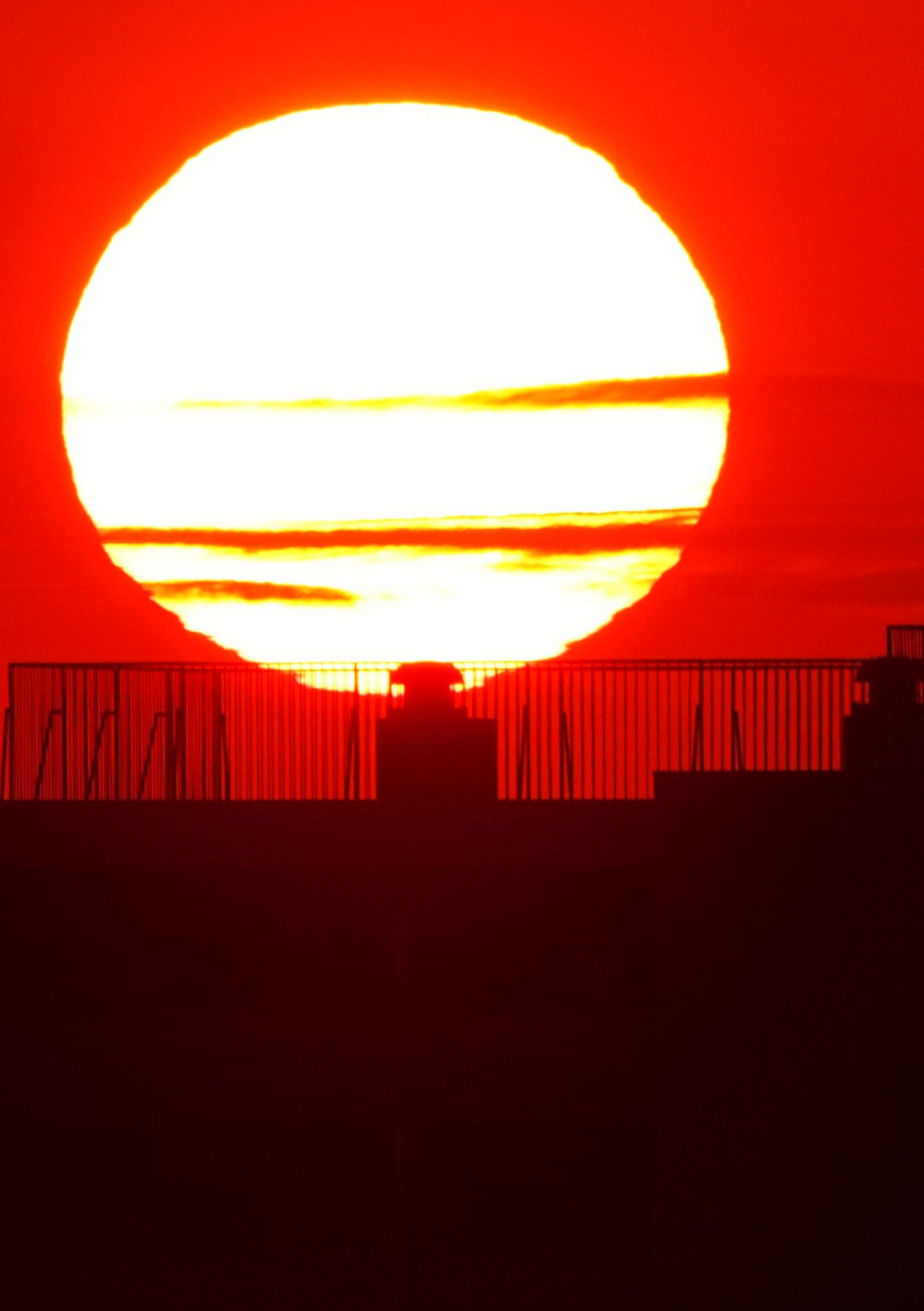 あわぽむ Oo 太陽きれい 8月でもススキでも月でもないけど花札みたいな景色 縦の写真なので開いて見てね アサソラ イマソラ 空がある風景 雲の教室 窓からの景色 花札 芒に月 キリトリセカイ ファインダー越しの私の世界