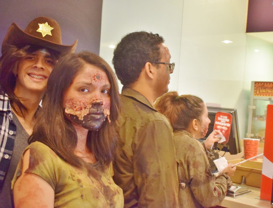 TWDEcuafans's tweet photo. #twdecuafans agradeca @DIRECTVEcuador #DirectvFans #CanalFox @CanalFox_Ia @CinemarkEC . la asistencia de los fans a la premiere del ultimo capitulo #season8 #SeasonFinaleTWD #amcthewalkingdead @WalkingDead_AMC en pantalla gigante de @CinemarkEC. Lo pasamos espectacular!!! https://t.co/q7KV8NBv9n