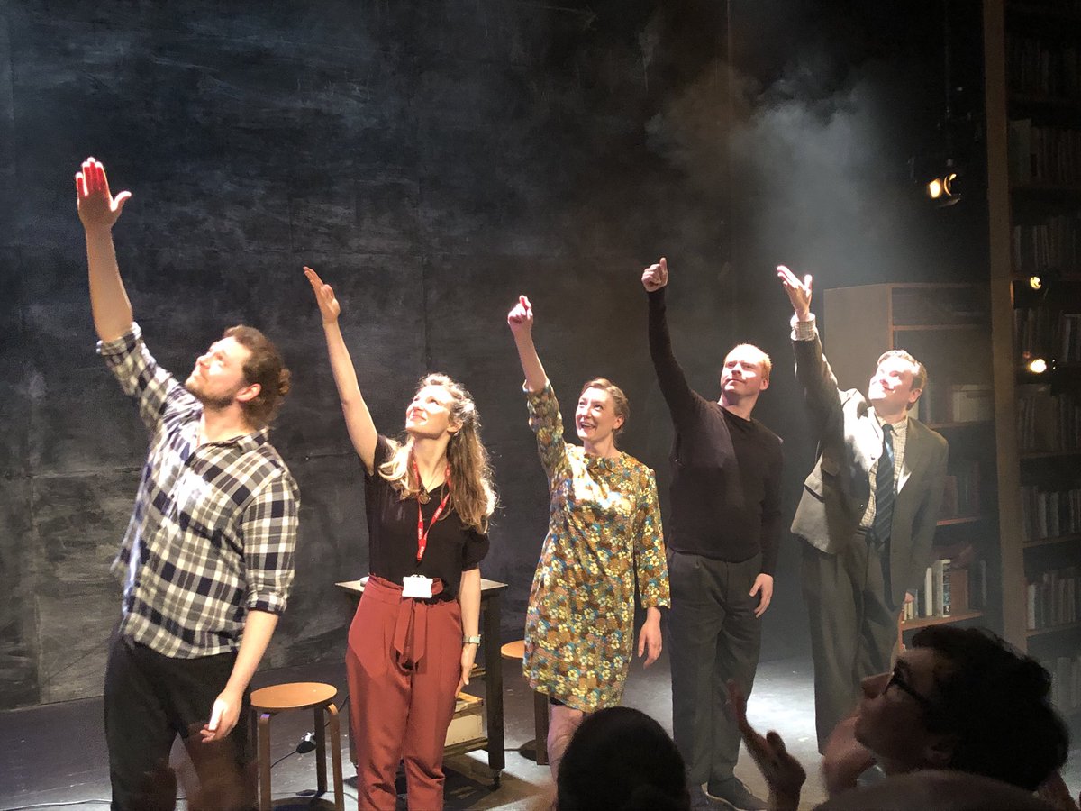 AinhoaParedesUK's tweet photo. Una obra de #teatro que no hay que perderse en #Londres: #SecretLifeOfHumans de @mrdavebyrne en @newdiorama. Nos invita a reflexionar sobre el ser humano y cuenta con una preciosa banda sonora de la tinerfeña @yaizavarona #SLOH #cultura #theatre https://t.co/tDbdLYE7bv