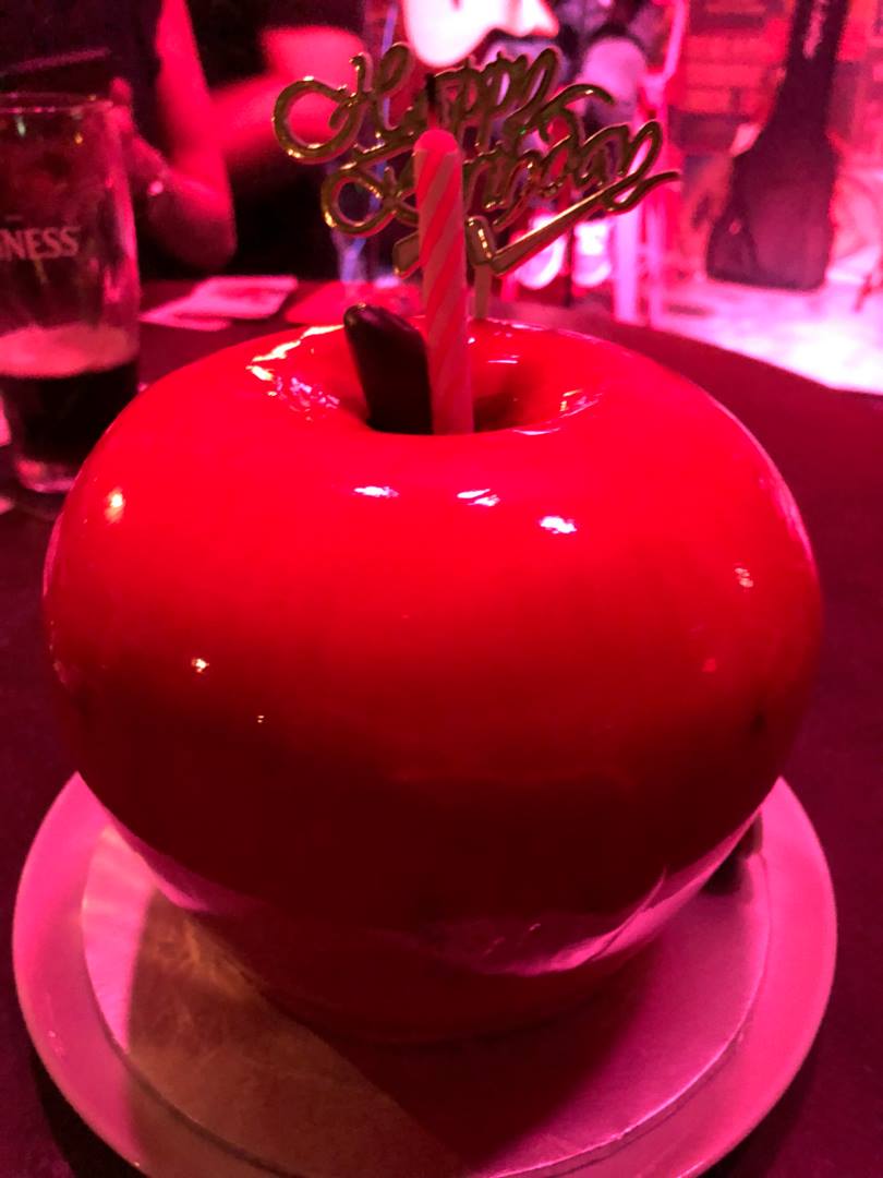 casscjy's tweet photo. 謝謝大家的祝福～很貼心的朋友，知道我是Apple粉，為我準備了蘋果蛋糕～😍

愛你們～ https://t.co/8qvpTEimvc