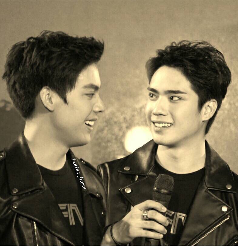 TaeTee_Home's tweet photo. หล่อคู่ 
หล่อมาก
หล่อทุกมุม 
หล่อเกินบรรยาย
หล่อจนแอดดดดดมือไม้สั่นนนนน
💙💛
#อะไรอะไรก็ตี๋ 
#เต้ติสชีวิตโลเทค 
#TAETEE_HOME https://t.co/UxIq5phovn