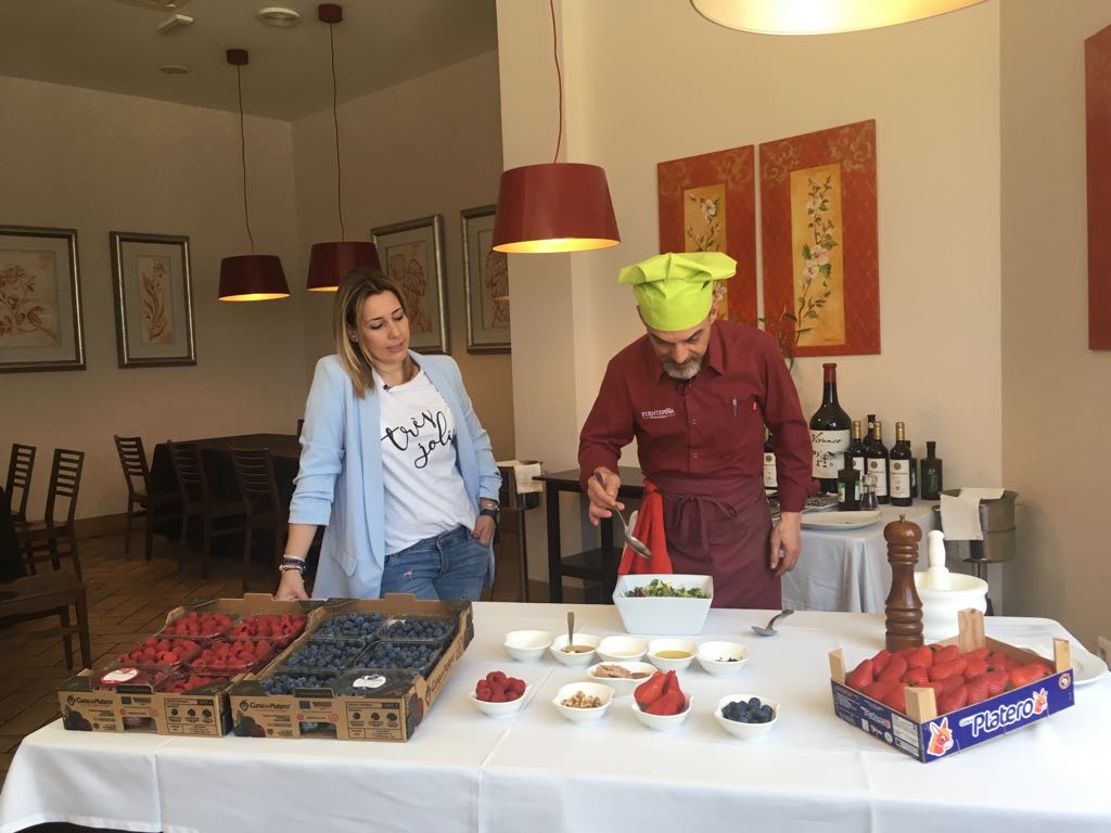 La directora de <a href="/5aldiaspain/">5 al día</a>, Nuria Martínez, nos ha visitado para grabar un reportaje en el que os contaremos muchas cosas de Cuna de Platero.

Ademas, el #RestauranteFuentepiña nos ha deleitado con una receta con nuestros #frutosRojos. ¡Os lo enseñaremos pronto!