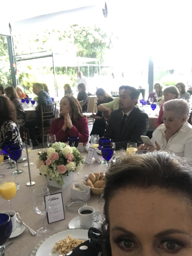 LAURAZAPATAM's tweet photo. Esta es mi mañana, yo estoy con @Mzavalagc #Presidenta 👏🏻👏🏻👏🏻 es hora de que una mujer gobierne México 👏🏻👏🏻👏🏻 https://t.co/1YYv0ti8jG