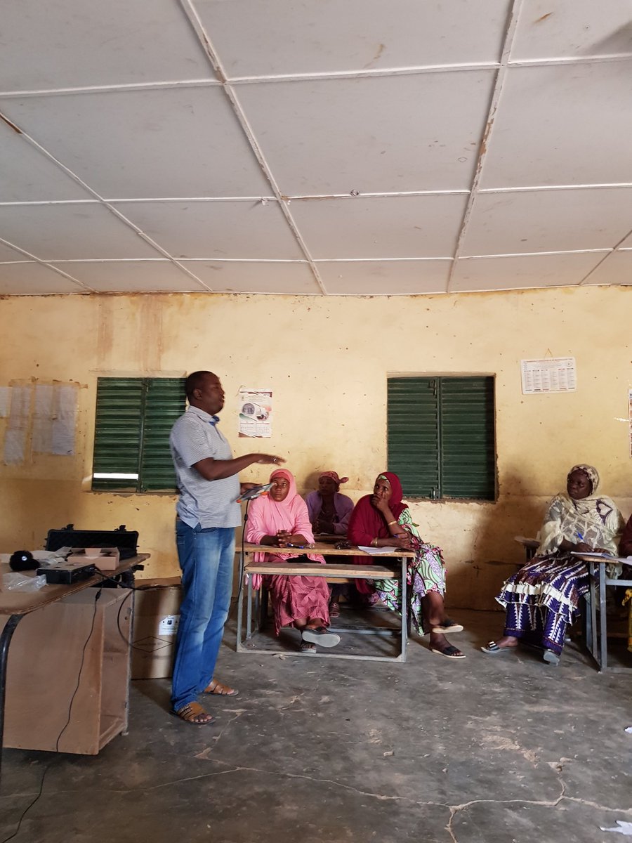 InoussaARIMA1's tweet photo. Formation des enseignants de l'école Yadakondagué de Zinder à l'usage des équipements de l'éducation numérique. https://t.co/xUlRjYlVa3