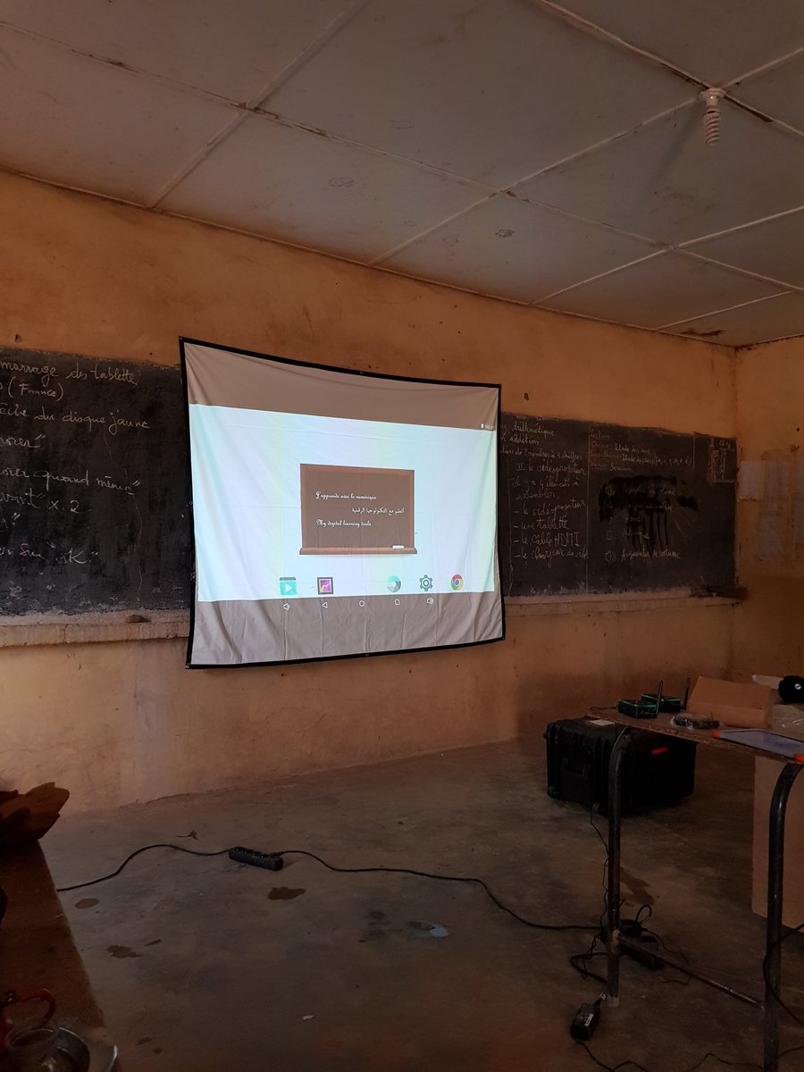 InoussaARIMA1's tweet photo. Formation des enseignants de l'école Yadakondagué de Zinder à l'usage des équipements de l'éducation numérique. https://t.co/xUlRjYlVa3