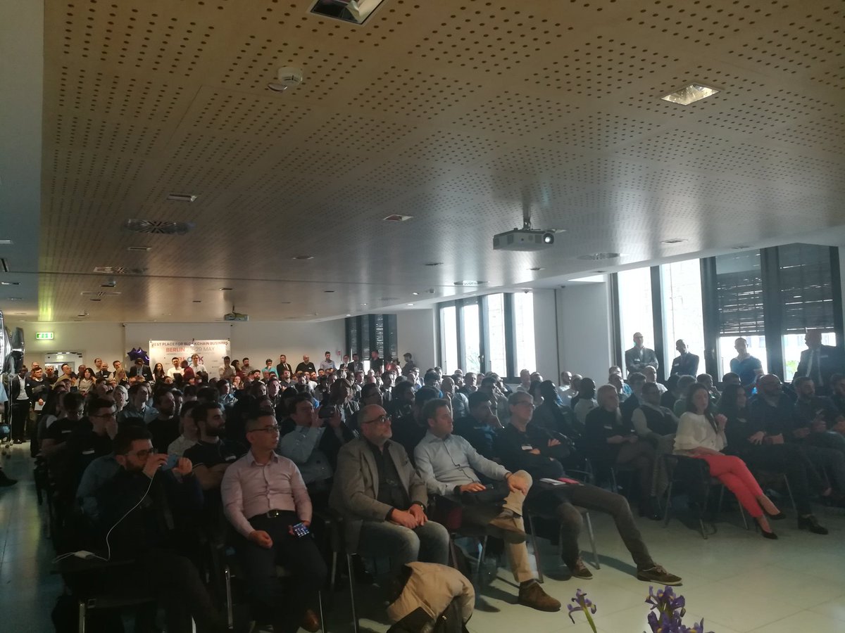 Blockchain_Roma's tweet photo. Un po' stretti ma ci siamo tutti! #solopostiinpiedi #blockshow #blockchainroma https://t.co/HWI23aNKog