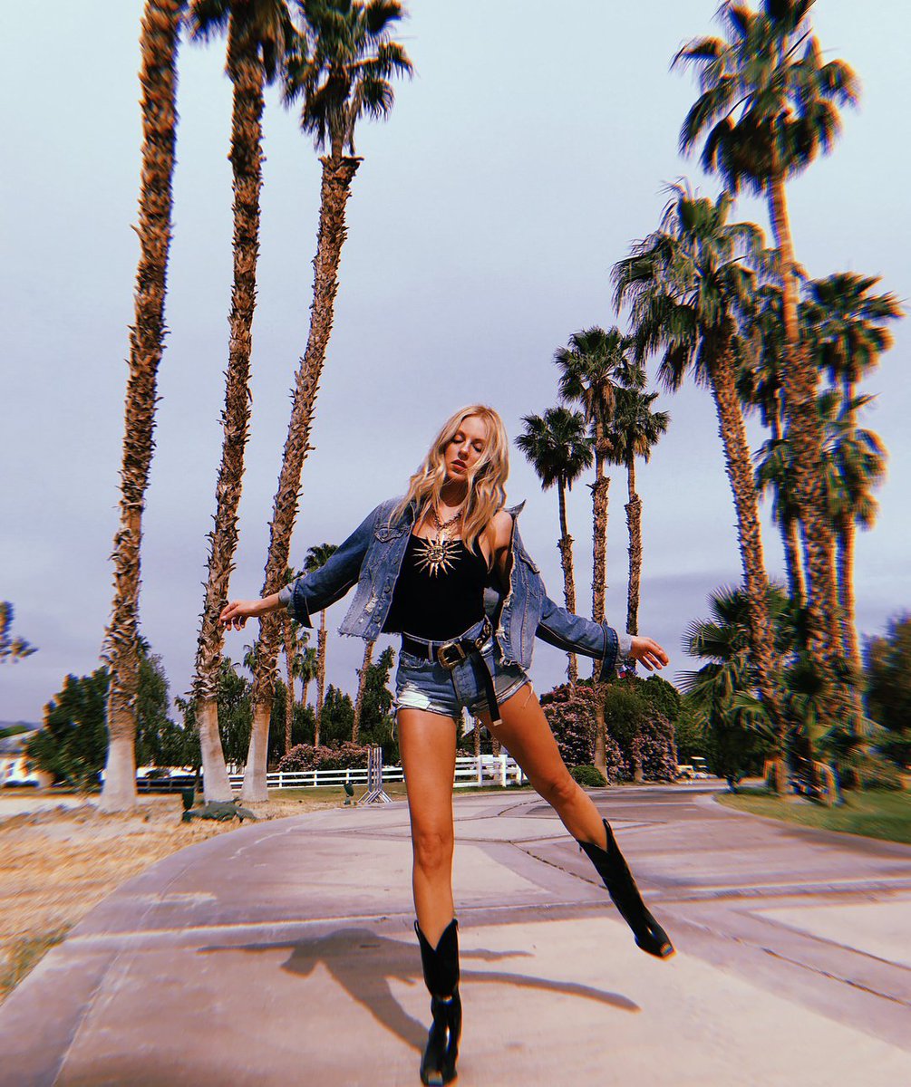 During Coachella 2018 Shea Marie wore Fausto Puglisi gold sun necklace.
#FaustoPuglisi #SheaMarie #Coachella #MadeInItaly
faustopuglisi.com