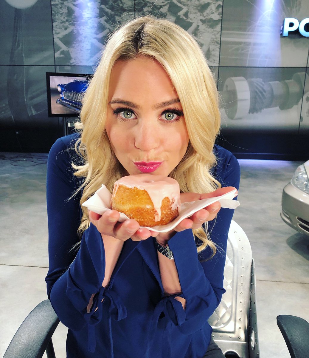 ktmosborne's tweet image. 💕Cars, coffee &amp;amp; donuts. It was somewhat of a magical day in studio. Thanks @DupliColor, crew appreciated it! 🍩🚙 #fivedaughtersbakery #nashville #foodiee #studiolife