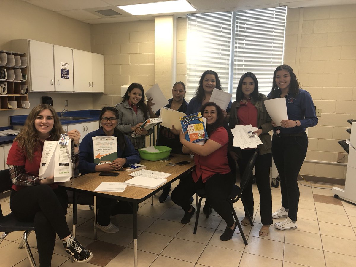 alysa_aaporras's tweet photo. Making copies @MHaggerty_SHS https://t.co/PNoPlwpO8d