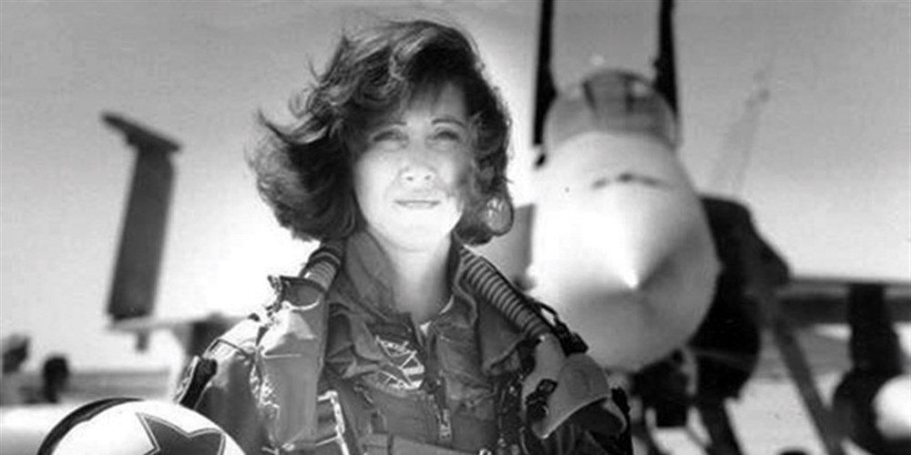 Tammie Jo Shults, who landed crippled Southwest plane, was one of first female fighter pilots in U.S. Navy. nbcnews.to/2qHrEFk