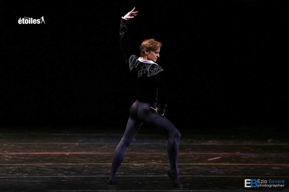 Teatro La Fenice (@teatrolafenice) on Twitter photo 🎭’Les étoiles', an International Dance Gala that back at La Fenice this year too. It will be a starry night and one of this star that we present to you today is the principal dancer of the <a href="/ABTBallet/">American Ballet Theatre</a> <a href="/daniil/">Daniil Simkin</a> 🎭
👇🏻
teatrolafenice.it/site/index.php…
#LesEtoiles2018
#DCE 🎭’Les étoiles', an International Dance Gala that back at La Fenice this year too. It will be a starry night and one of this star that we present to you today is the principal dancer of the <a href="/ABTBallet/">American Ballet Theatre</a> <a href="/daniil/">Daniil Simkin</a> 🎭
👇🏻
teatrolafenice.it/site/index.php…
#LesEtoiles2018
#DCE