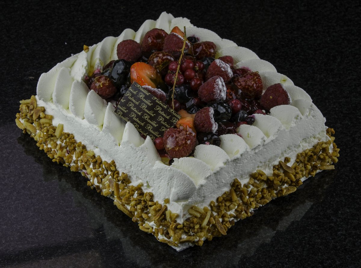 LAtelierBaillet's tweet photo. [CATALOGUE PRINTEMPS-ÉTÉ]
Le Schuss aux fruits rouges :
Compotée de fruits rouges, biscuit rose punché kirsch, crème légère fromage blanc, biscuit amande et sablé. Chantilly et décor fruits rouges frais.
https://t.co/U3zf9IazBm
#Ay - #Champagne #Epernay #Reims #Pâtisserie https://t.co/SYAademIcF
