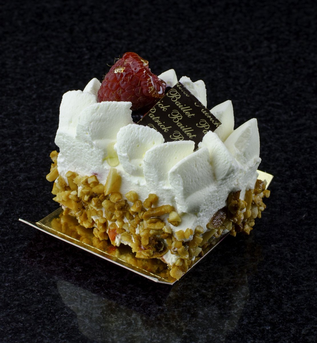 LAtelierBaillet's tweet photo. [CATALOGUE PRINTEMPS-ÉTÉ]
Le Schuss aux fruits rouges :
Compotée de fruits rouges, biscuit rose punché kirsch, crème légère fromage blanc, biscuit amande et sablé. Chantilly et décor fruits rouges frais.
https://t.co/U3zf9IazBm
#Ay - #Champagne #Epernay #Reims #Pâtisserie https://t.co/SYAademIcF