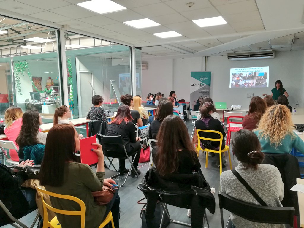 Adalab_Digital's tweet photo. Lleno absoluto en nuestra primera sesión informativa sobre el nuevo curso de #frontend! Cuántas potenciales #adalabers por aquí, gracias @ele_hopper y @MartaAgSo por venir a contar vuestra experiencia 👏👏 esa #promoclarke como mola, se merece una 🌊!! https://t.co/a1H4JoXEPV