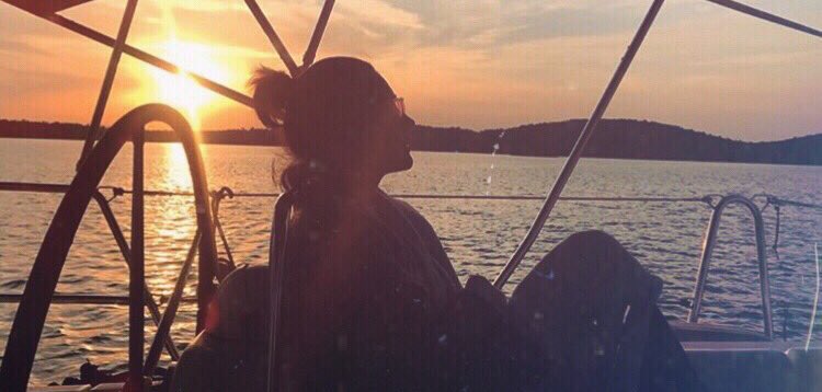 pasaninkelebegi's tweet photo. Sadece uzaktan sevmek 

#AybükePusat #TolgaSarıtaş #YavBah #Söz https://t.co/br8rK2dUI5