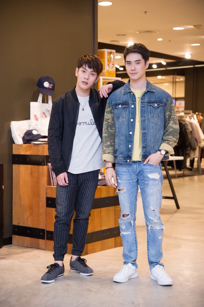Tee_Jaruji's tweet photo. อยู่ๆ ก็ไปเจอเซ็ตรูป #เหนียงลักยิ้มหว่ะ  @CTR2DAB  รู้ล่ะว่าชื่อเอ็งต้องอยู่ข้างหลังตลอด เพราะ หน้าหวานมากก... 😅 https://t.co/jqLDNDXlEb