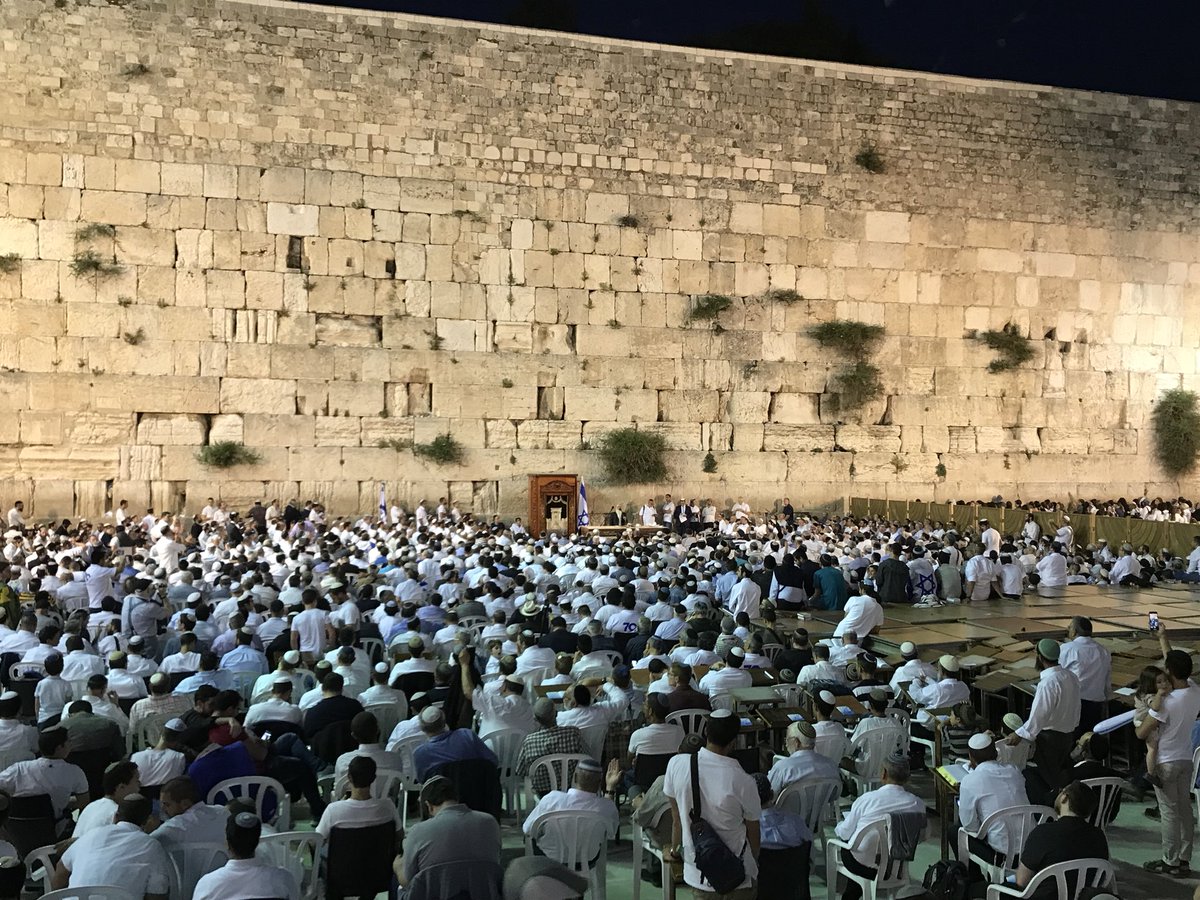 yaircherki's tweet photo. עד לפני 13 שנים לא היתה תפילת חג בכותל. אבא שלי שהוא רב וציוני אמיתי החליט להגיע לכאן עם הקהילה שלו וקהילות נוספות, בעיקר של עולים מצרפת. הם קוראים את ההלל בברכה, מברכים שהחיינו, תפילה ספרדית ואשכנזית יחד עם שירים וריקודים, ובסוף הוא גם תוקע בשופר. בכל שנה הקהל רק גדל. חג שמח! https://t.co/YtzKdgKmsK