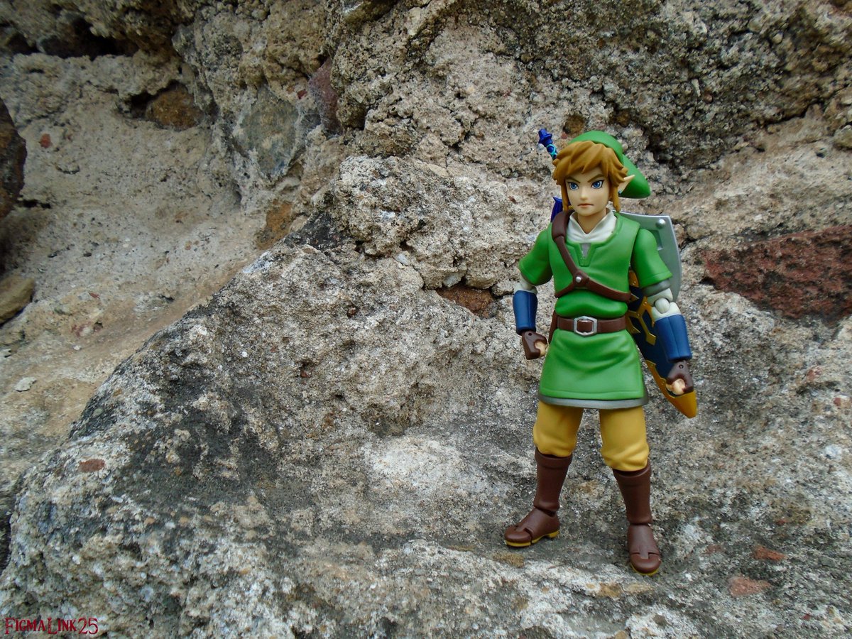 Again exploring the ancient ruins! #Link #Figma #FigmaLink #GoodSmileCompany #MaxFactory #VideoGames #ActionFigures #toyartistry_and_beyond #toygroup_alliance #Toyartistry_elite #Toyartistry #Nintendo #NintendoMemories #NintendoMag #NintendoIsArt #Zelda #SkywardSword