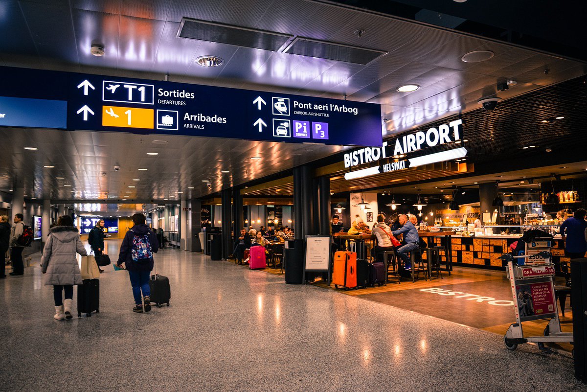 🥪 Esteu cansats del viatge i necessiteu un refrigeri? 
🚿 Us han confiscat els pots de xampú al control de seguretat?
🛍 Voleu un record del poble?

Deixeu-vos caure pel <a href="/SuperRoure_SA/">SúperRoure, el teu súper a Snt. Esteve dels Roures</a>, al costat dels mostradors de facturació de la T1. Productes de qualitat!