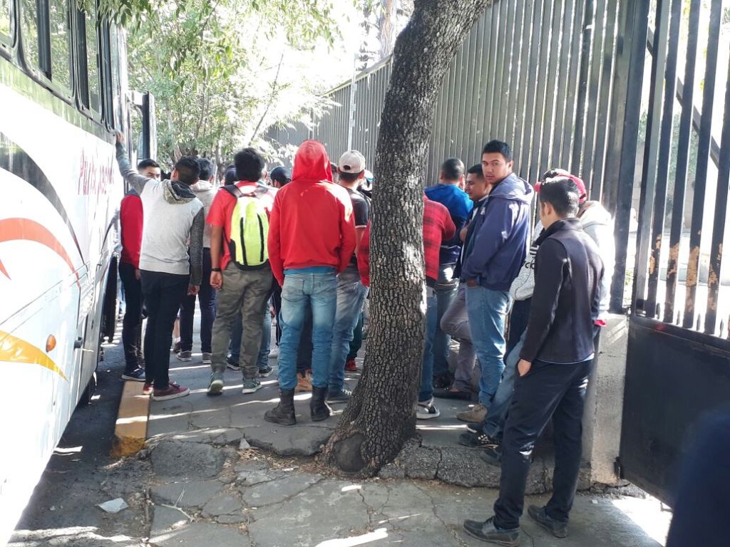 CBWebTelevision's tweet photo. Egresados #normalistas toman oficinas de finanzas https://t.co/X8WfAf7Lzp https://t.co/AZPs44jHpS