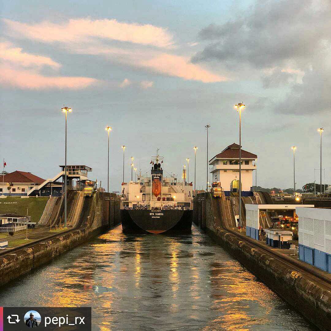 Gracias por compartir 👏📷 #Repost from @pepi_rx by @quicksave.app
・・・
Lights ON! #panamacanal #gatunlake #gatunlocks #panama #canaldepanama #pilot #shipslife