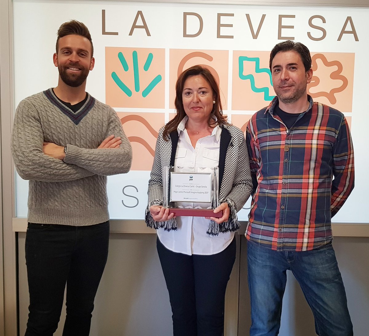 Glb_Learning's tweet photo. Ayer, Silvia Clariana, directora de #LaDevesaSchool #Carlet, recogió el premio al Mejor Centro Microsoft Imagine Academy 2017 en el evento organizado por @ticPUE | Enhorabuena @jl_terol por tu magnífico trabajo.
#PUEDAY18
#TIC
#MicrosoftEdu 
#MIEExpert https://t.co/6Q65ULERBM