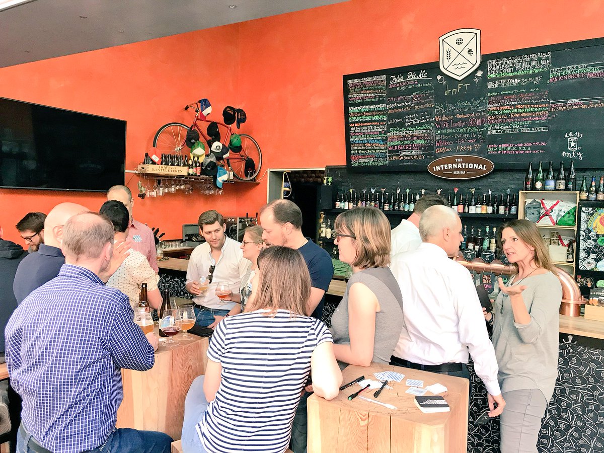 Illustre Runde im <a href="/IBB_Zurich/">The International</a> mit <a href="/probiereinbier/">probiereinbier</a> #tweetupZH #beeredition
