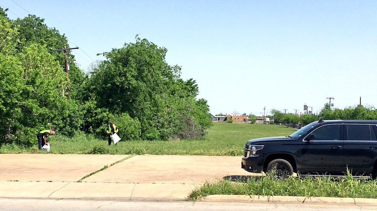 GrandPrairiePD's tweet photo. Couldn’t have asked for more perfect weather to do a little housekeeping in the #Dalworth Community! #AdoptAStreet #CommunityPolicing https://t.co/bv1Zm1aXg6