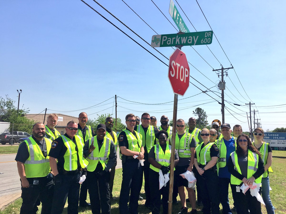 GrandPrairiePD's tweet photo. Couldn’t have asked for more perfect weather to do a little housekeeping in the #Dalworth Community! #AdoptAStreet #CommunityPolicing https://t.co/bv1Zm1aXg6