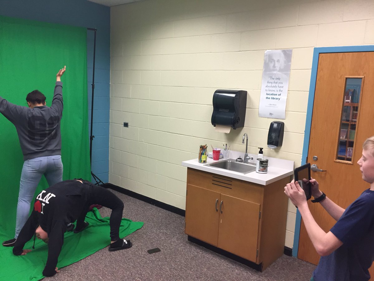 DLTKelly's tweet photo. @NWPMS_1 7th gr Ss use Do Ink to green screen their super cities! @Bloglady85 @B_E_AIG #onslowDLT https://t.co/ay0FWEe7ql