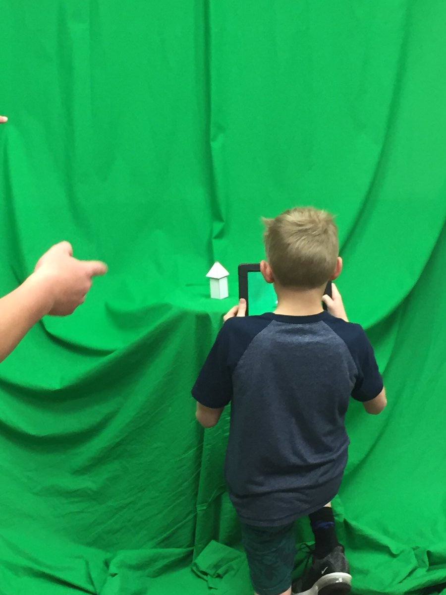 DLTKelly's tweet photo. @NWPMS_1 7th gr Ss use Do Ink to green screen their super cities! @Bloglady85 @B_E_AIG #onslowDLT https://t.co/ay0FWEe7ql