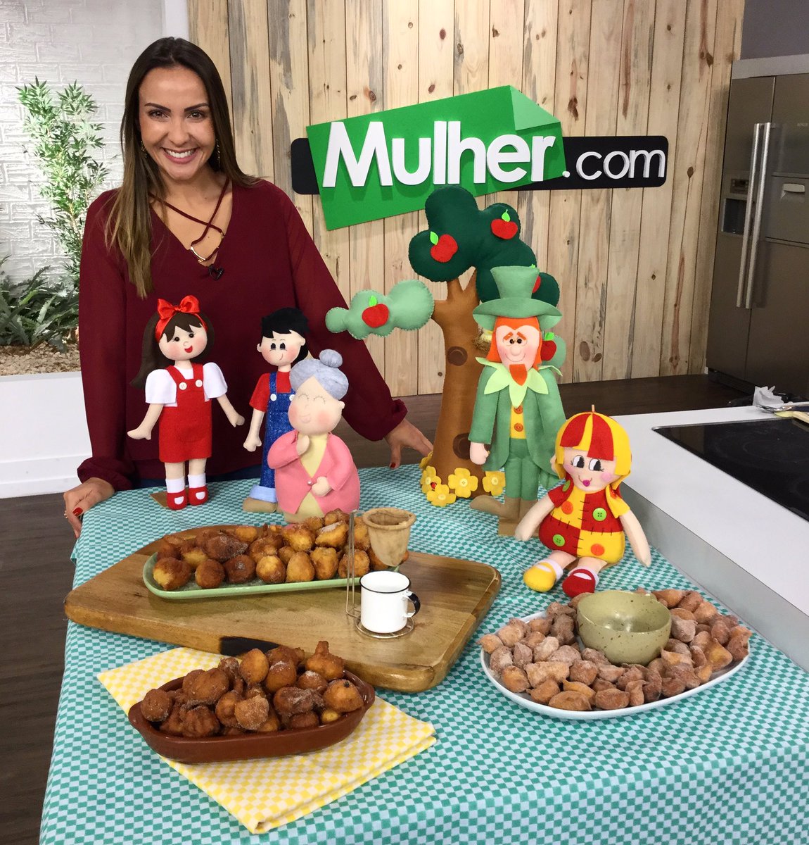 redeseculo21's tweet photo. Hoje é dia do livro infantil e do escritor Monteiro Lobato 😍 E para comemorar o @Mulherpontocom faz uma linda homenagem! Hoje no quadro #bomsabor tem receita do bolinho de chuva da Tia Nastácia 😋 Fique ligado! Sintonize @redeseculo21 ou acesse https://t.co/bQS6cNDfNx https://t.co/sqT7BGtbzB