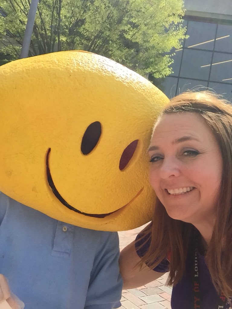 MrsRhodesJCPS's tweet photo. @portlandjcps students marketing, selling, and having fun with @UofLbiz and @ElevatePortland @uofl #lemonadedaylouisville #portlandpride @region6jcps @JCPSKY https://t.co/6wFlN6pwsD