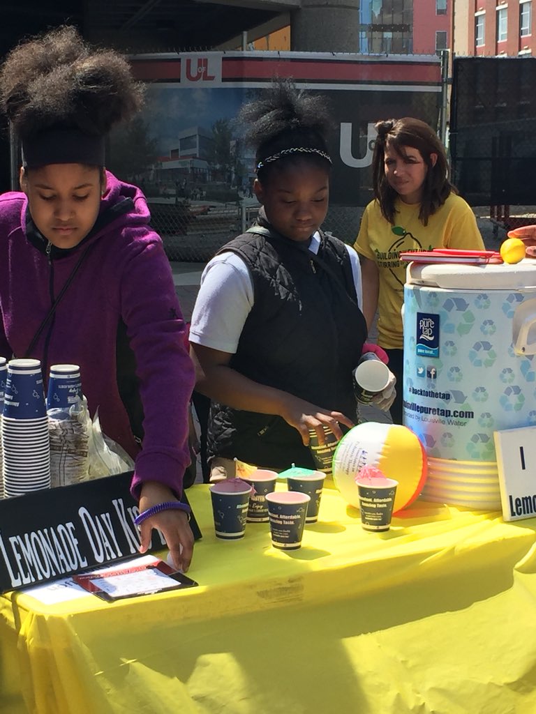 MrsRhodesJCPS's tweet photo. @portlandjcps students marketing, selling, and having fun with @UofLbiz and @ElevatePortland @uofl #lemonadedaylouisville #portlandpride @region6jcps @JCPSKY https://t.co/6wFlN6pwsD