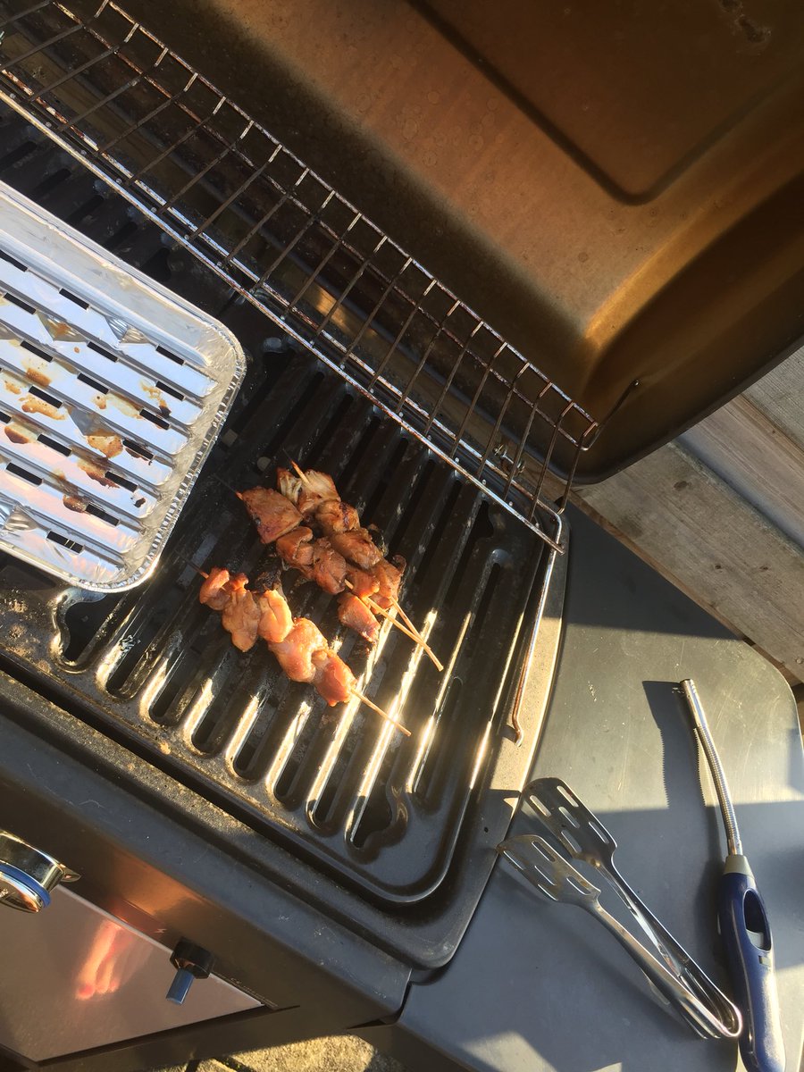 maartje2210's tweet photo. Alle schaamte voorbij: #bbqforone
🍹🥖🥗🍗 https://t.co/P8Ni6GvRnx