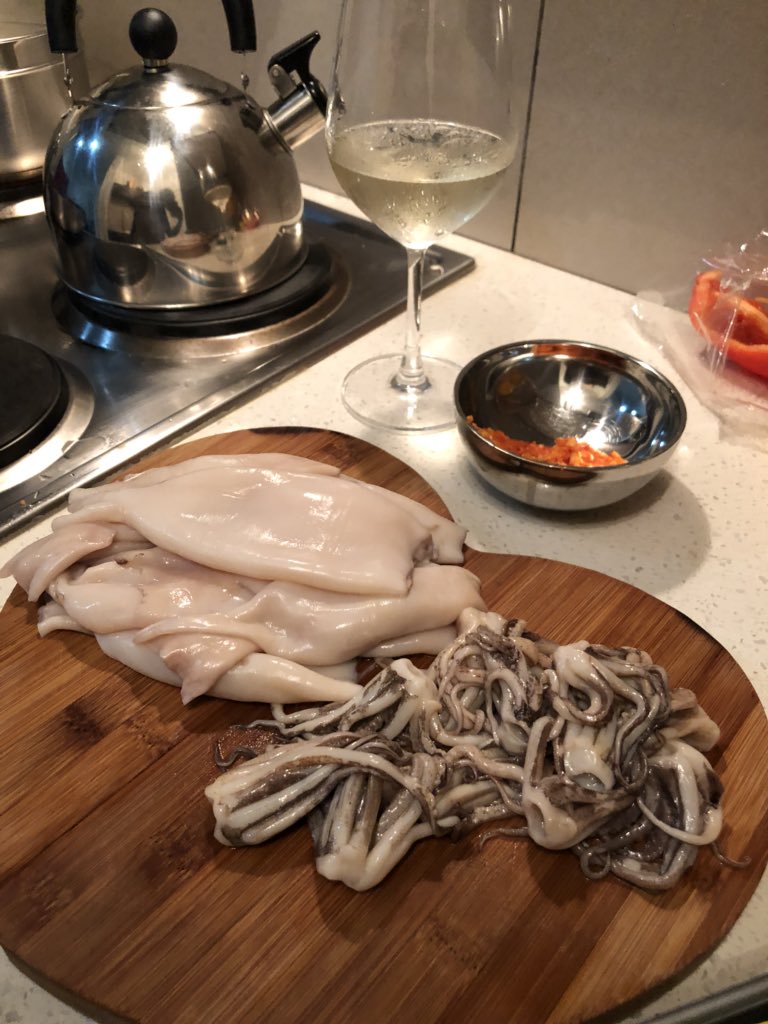 NeoNontso's tweet photo. Finally back in my kitchen, been out for about 3 weeks exploring, reading, tasting and really getting out my comfort zone. Let’s see what I’ve learnt 🙏🏽😍 #Prep #TwoCourseMeal https://t.co/0yMZ3sYrBc