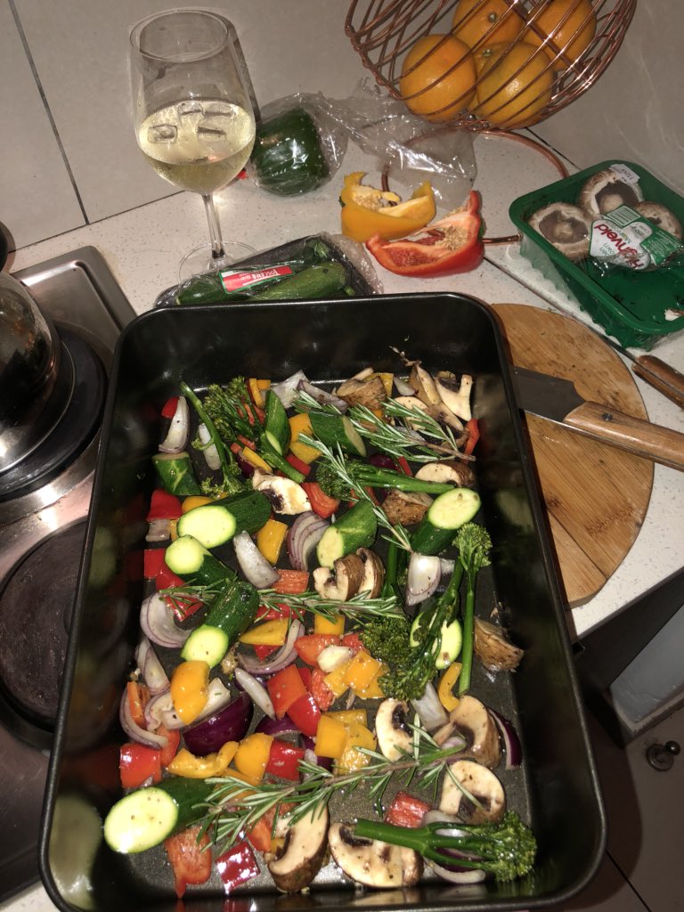 NeoNontso's tweet photo. Finally back in my kitchen, been out for about 3 weeks exploring, reading, tasting and really getting out my comfort zone. Let’s see what I’ve learnt 🙏🏽😍 #Prep #TwoCourseMeal https://t.co/0yMZ3sYrBc