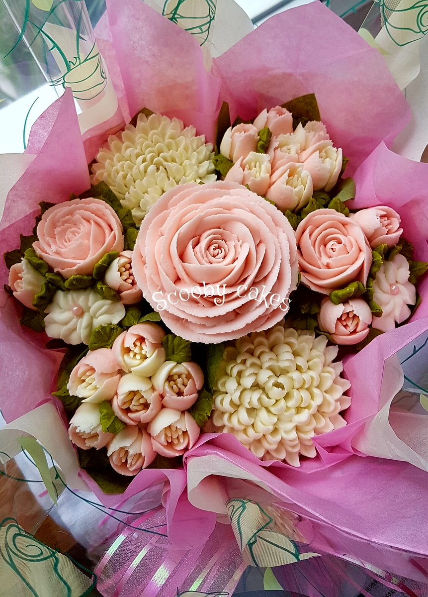 nobsaccepted1's tweet photo. Today's 4 is it only Wednesday so busy 😴😴
#lincsconnect #busybee #cakes #cupcakebouquet #cupcakes #birthdays #scoobycakes #cakedecorating #edibleart #edibleflowers https://t.co/BdgZIhYnPI