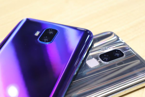 notebookitalia's tweet photo. Questo è il Doogee V, il prototipo definitivo. Sarà disponibile da luglio con Mediatek Helio P60, fingerprint in-display Goodix, AMOLED da 6.21" FHD+, notch e dual-camera. Ah, ci sarà anche la colorazione Twilight https://t.co/tpD4ryw8Z2 #doogee #doogeeV #Twilight #mediatek https://t.co/8aNCVJVpez