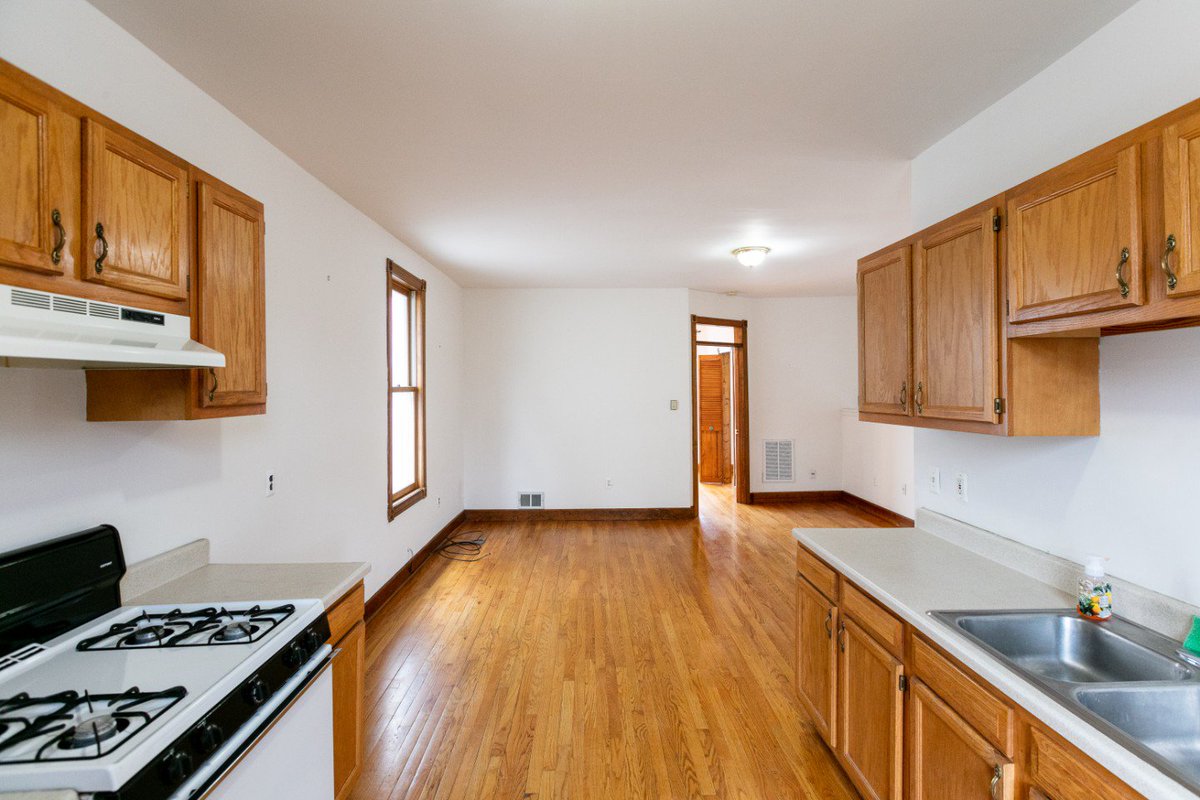 We just listed this darling historic apartment in Corktown, steps away from Michigan Avenue!

Click on the link below for more information.

#OConnorDetroit #DetroitRealEstate #Corktown #Apartment #Detroit #BagleyStreet

oconnordetroit.com/listings/1335-…