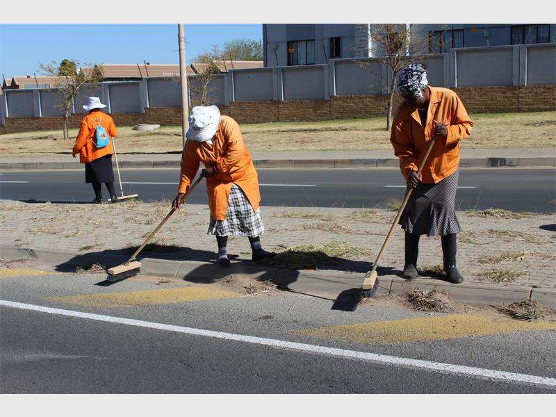 CityofJoburgZA's tweet photo. Jozi@work contract workers previously worked for 6 days a week &amp; earned R2,200 monthly. They will be employed by the City permanently &amp; earn R6000 per month and work 3 days a week - @HermanMashaba #JoburgIDP18 ^LM https://t.co/w3MXWBXjQL