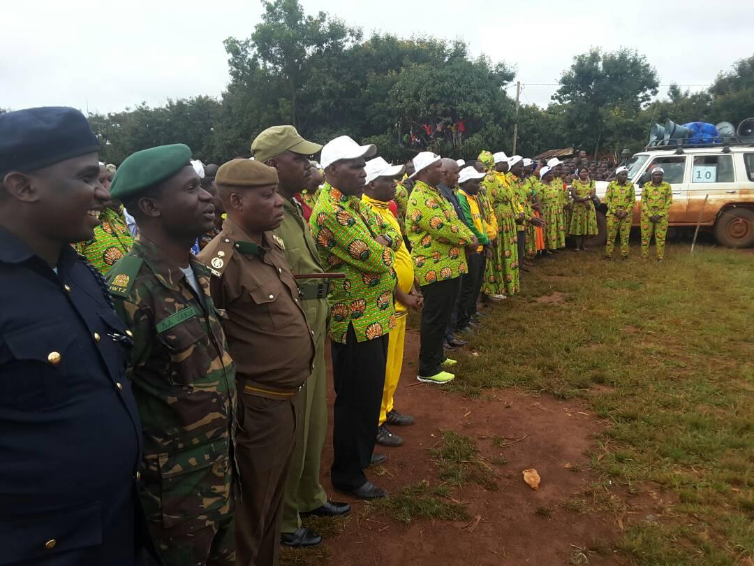 JMnwele's tweet photo. Wilaya ya #Kibondo leo tumekabidhi Mwenge wa Uhuru kwa jirani zetu Kasulu. Ukiacha uzinduzi wa miradi ya Afya, Viwanda na Elimu,  Kiongozi wa mbio za Mwenge @Charles Kabeho ametoa hundi za mikopo jumla ya Tsh #58milioni kwa Vikundi vya Wanawake Vijana na Walemavu. https://t.co/p8KnSw0CK5