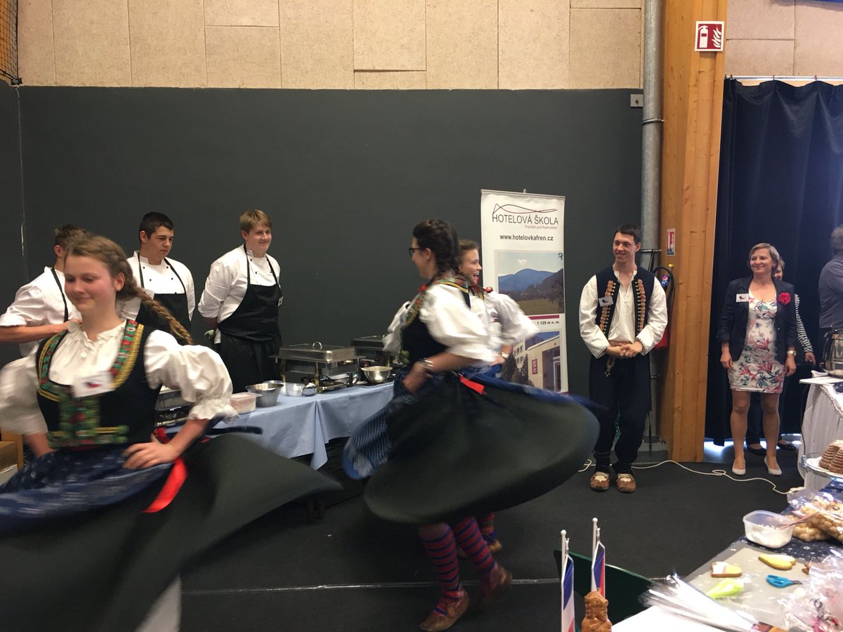 pauline_mortier's tweet photo. Lancement des tables rondes européennes au #CFA #MFR St Michel Mont Mercure. Rencontres de jeunes de 20 pays pour construire des liens solides autour des produits du terroir. #MobilitéEuropéenne #Succès https://t.co/8WRYIup4ey