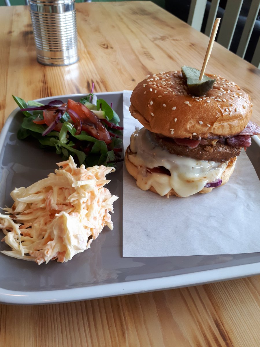 CaffeNo3's tweet photo. Loaded cheeseburger with or without hasstleback potato....#Veganoption #Lunchtime #cheeseburger #spennymoor #lunchtime #yummyfood  #crueltyfree #dairyfree #eggfree #girlsthatlunch #caffeno3 https://t.co/PLfZ23bGWH