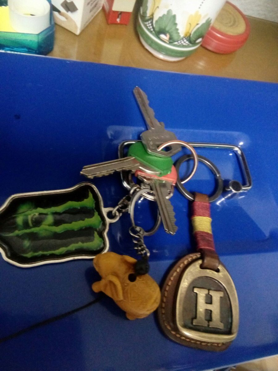 AVcanero's tweet photo. Llaves encontradas en la rampa de la Parroquia San Vicente Ferrer. Las tenemos en la oficina de la asociación. https://t.co/2aSy7g0oma