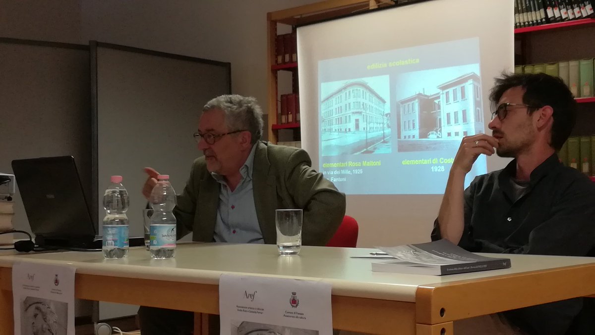 ArefBrescia's tweet photo. All'Emeroteca della Biblioteca comunale "Anna Frank" di Rezzato (BS) per la presentazione del libro di Roberto Ferrari "Il sistema della #cultura e dell'#arte a #Brescia dal 1922 al 1943" 

Studiare il #fascismo per essere #antifascisti #antifa https://t.co/l9y2OHk4gM