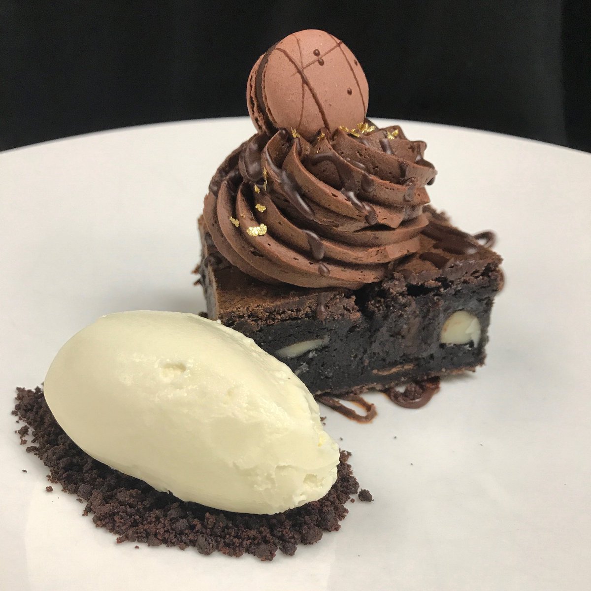 ChefJuliette's tweet photo. Death by chocolate 🍫 chocolate macadamia nut brownie chocolate ganache chocolate buttercream frosting chocolate macaron brownie dust @BurlingtonGolf https://t.co/OBG9BP7PLN