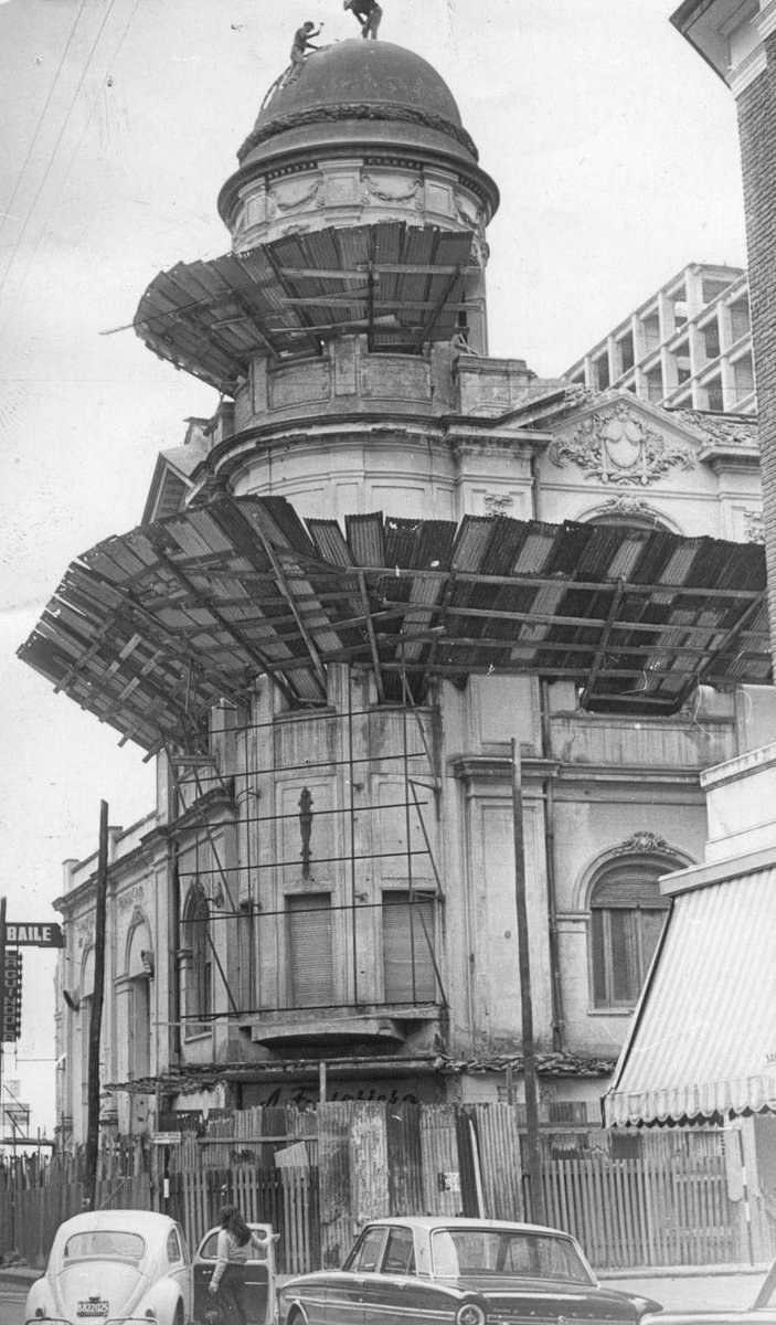 FotosFamiliaMdP's tweet photo. Los crímenes patrimoniales de Mar del Plata: demolición en 1974 del edificio donde funcionó el histórico Bristol Hotel. Fue precedida por tres décadas de degradación. En su lugar levantaron el inconcluso edificio Bristol Center. Las demoliciones nunca se detuvieron. https://t.co/FYWsvOxS1I