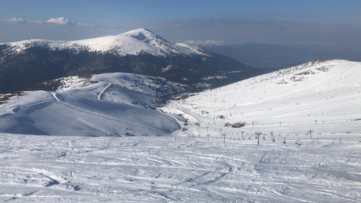 MadridDirecto's tweet photo. A mediados de abril, las 27 pistas y los 8 remontes de Valdesquí están abiertas al público. La nieve sigue cayendo, los días se van alargando y los esquiadores disfrutan de la montaña a la luz del sol. "Pretendemos llegar al puente de mayo", le cuentan a @RafaRodrigoZ. #MD149 https://t.co/JHofC2SjGK